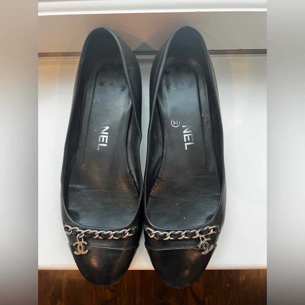 Black Chanel chain embellished flats 36